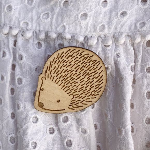 Broche gravée en bois - Vanille Coton