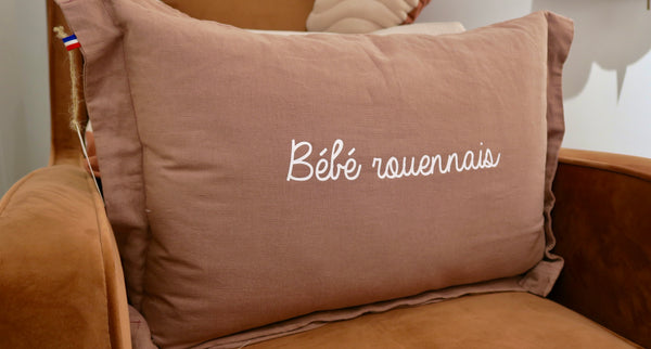 Coussin personnalisable en lin mauve "Bébé rouennais" - Vanille Coton